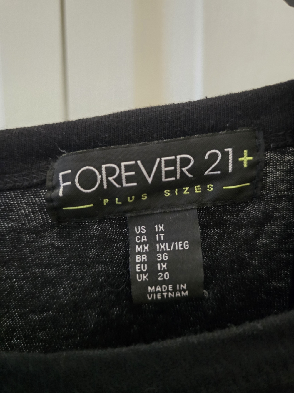 Forever 21 Black Short Sleeve Top with Grommet Trim - Picture 3 of 3